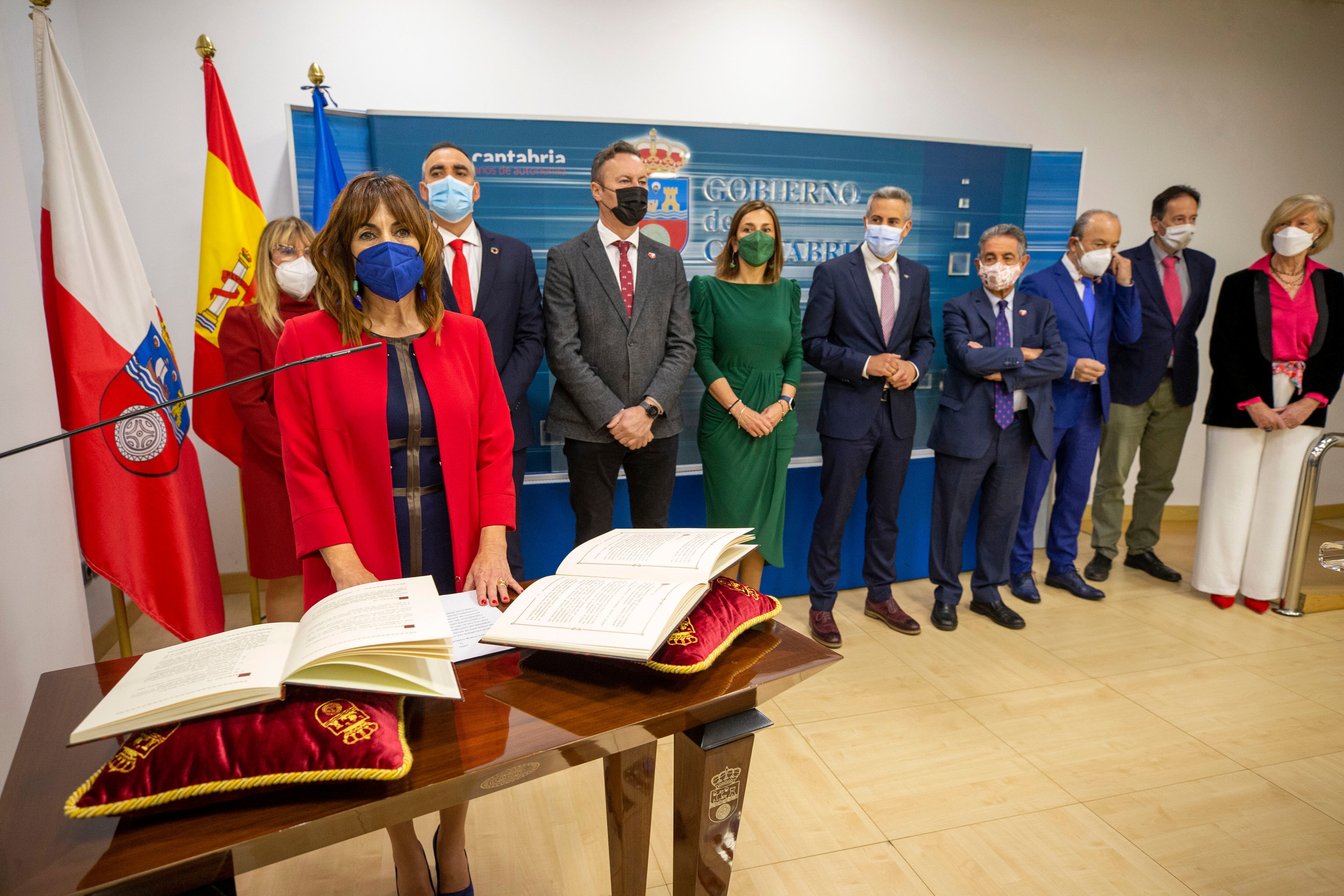 El presidente de Cantabria, Miguel Ángel Revilla; el vicepresidente y consejero de Universidades, Igualdad, Cultura y Deporte, Pablo Zuloaga, y el resto de consejeros asisten a la toma de posesión de Ana Belén Álvarez y Eugenia Gómez de Diego como consejeras de Economía y Hacienda y de Empleo y Políticas Sociales, respectivamente.