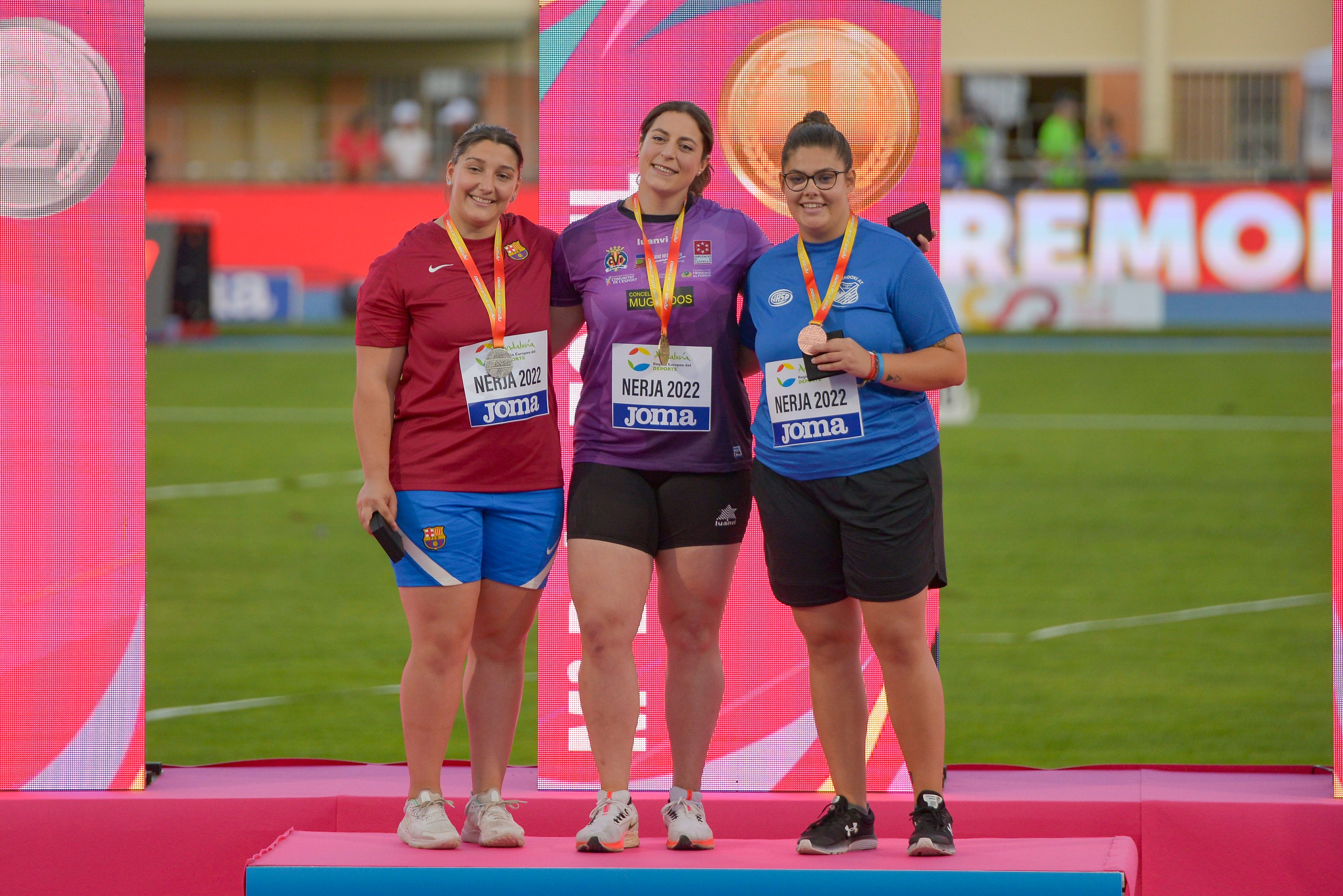 MARBELLA (MÁLAGA), 24/06/2022.- Las atletas Mª Belen Toimil (c), medalla de oro, Monica Borraz (i), plata, y Ane Torres, bronce, en el podio tras la final de lanzamiento de peso femenino de la 102 edición del Campeonato de España de Atletismo, hoy viernes en Nerja. EFE/Antonio Paz
