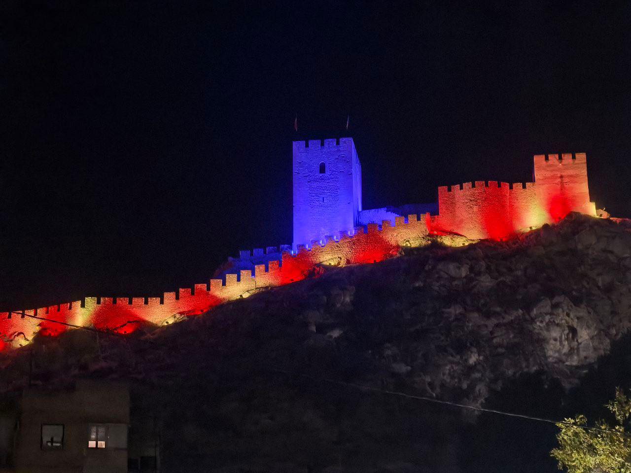 Castillo de Sax con los colores de la bandera de la Comunitat Valenciana