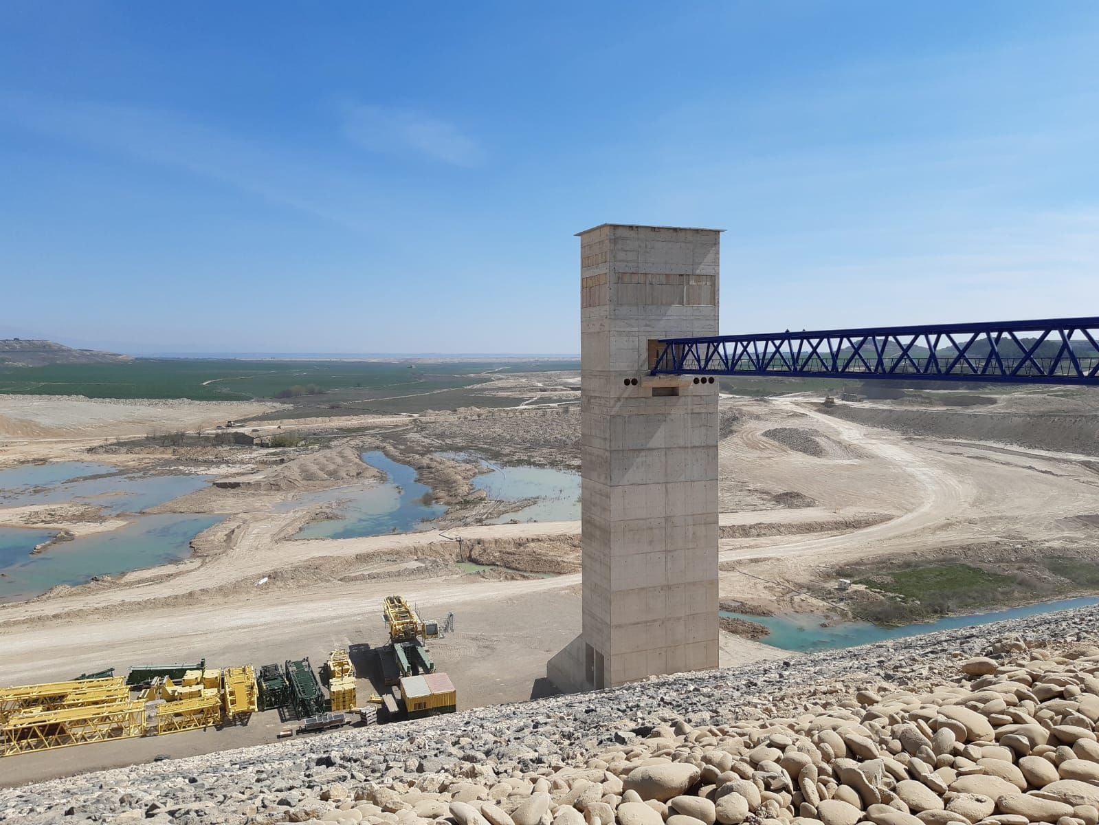 Pasarela construida en el embalse de Almudévar