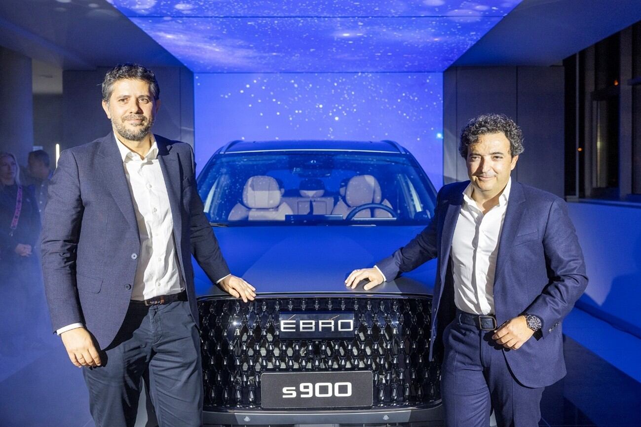 De izda. a drcha.:  Jorge Susaeta CEO de EBRO y Sergio Sola CEO de VIAN AUTOMOBILE posan con el nuevo EBRO S900