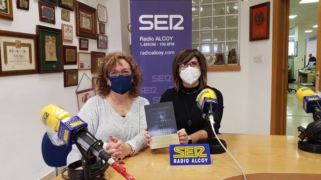 Begoña Domench y Begoña Luhema con un ejemplar del libro de Aldo Linares.