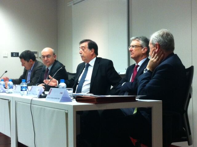 D'esquerra a dreta, el president del Consell Català de l'Advocacia, Miquel Sàmper, el president del Tribunal Superior de Justícia, Miguel Ángel Gimeno, el veicepresident emèrit del Tribunal Constitucional, Eugeni Gay, el magistrat del Suprem i president de la Comissió Institucional que ha el·laborat l'esborrany de la reforma, Luís María Díez-Picazo, i el també president d'aquesta Comissió, Antonio Dorado