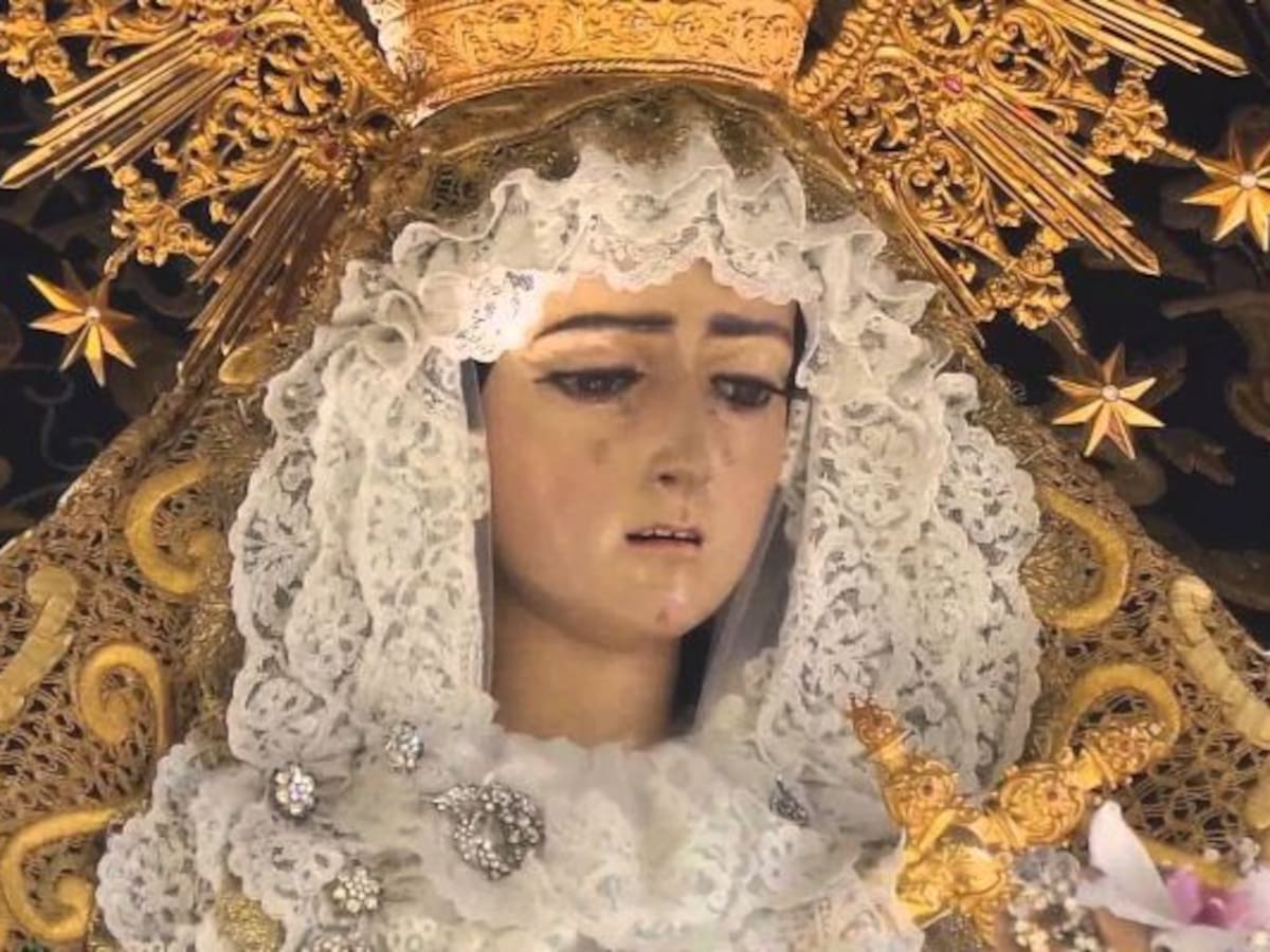Comienza el besamanos a la Virgen de los Dolores