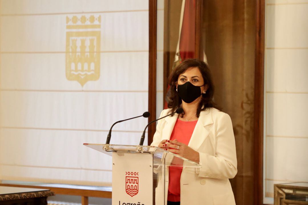 La presidenta del Gobierno de La Rioja, Concha Andreu, durante su comparecencia en el Consistorio de la capital.