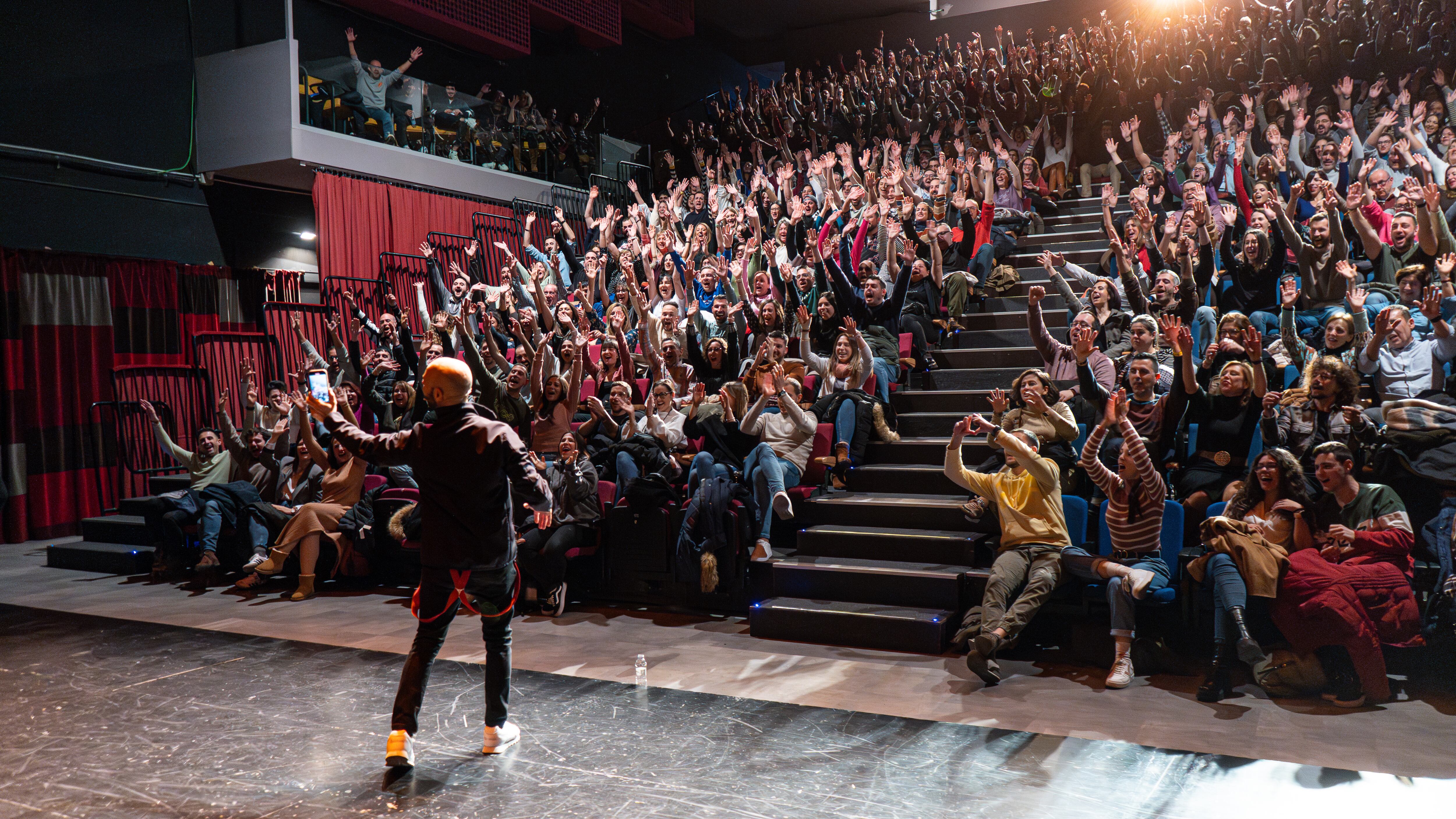 “Tinder Sorpresa”, el monólogo que descifra el arte de ligar en la era digital