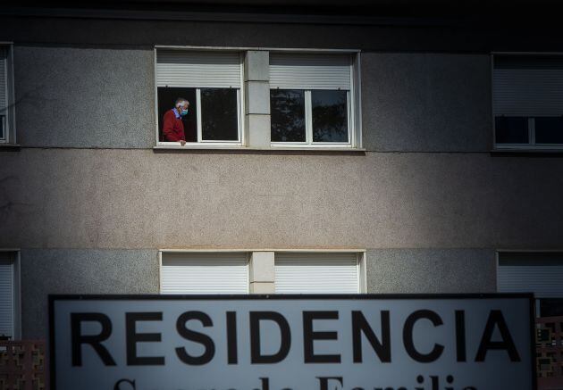 Un anciano de una residencia de Aranda, asomado a la ventana