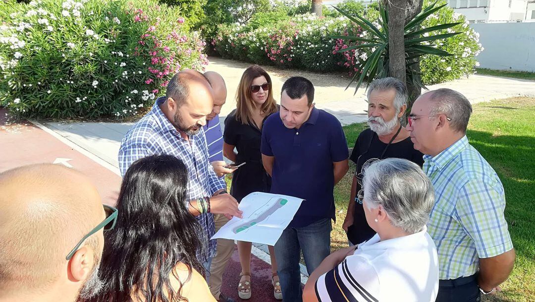 Miguel Alconchel, concejal barreño, explica el proyecto beneficiado a vecinos de Palmones.