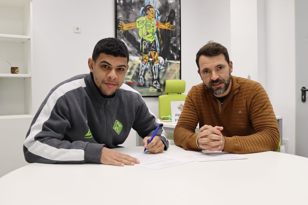 Vilela firma su nuevo contrato con el Palma Futsal.