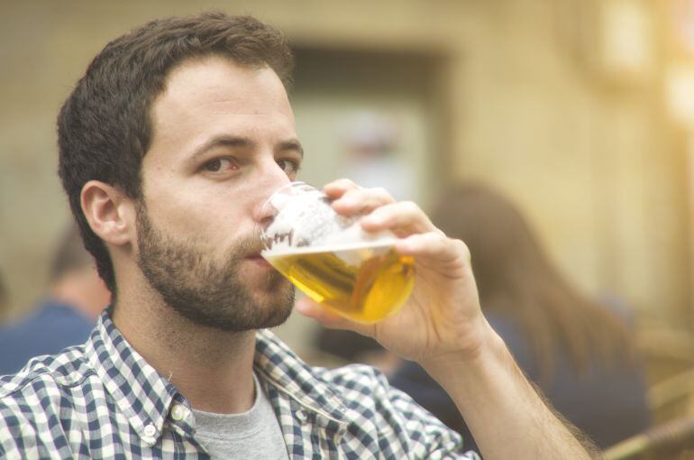 El buen tiempo ha favorecido el consumo de vermut y cerveza en las terrazas.