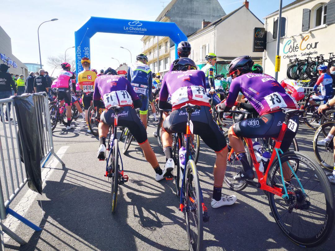 El equipo burgalés en la salida de la prueba de Cholet