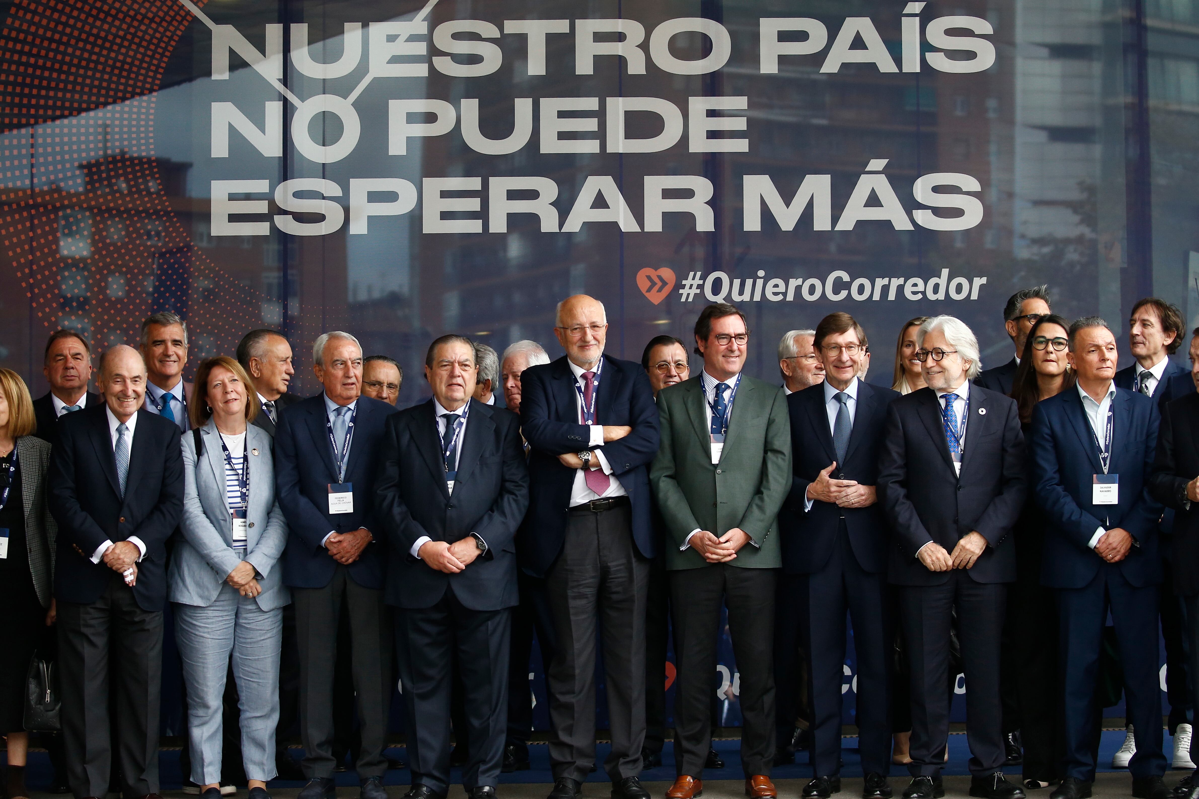 El presidente de la Asociación de Empresarios Valencianos, Vicente Boluda (4i) posa junto al presidente de la CEOE, Antonio Garamendi (4d), al de Mercadona, Juan Roig (3d), el presidente de Foment del Treball Josep Sánchez Llibre (2d) entre otros, durante el acto empresarial celebrado este mediodía en Barcelona para reclamar la finalización de las obras del Corredor Mediterráneo y en que también participó la ministra de Transportes, Movilidad y Agenda Urbana, Raquel Sánchez y los presidentes autonómicos de Cataluña, la Comunidad Valenciana y Murcia.