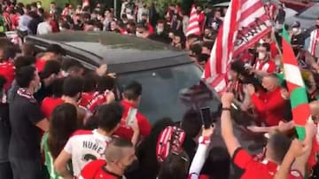 VÍDEO | Descontrolada despedida a los jugadores del Athletic en Lezama