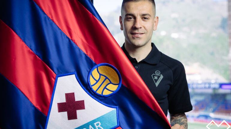 Rubén Peña posa con una bandera del Eibar en el palco de Ipurua