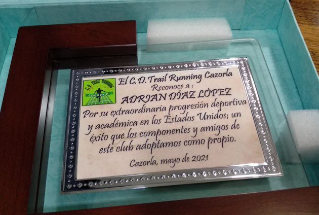 Una placa reconoce los grandes logros que en menos de un año ha protagonizado Adrián en EE.UU.