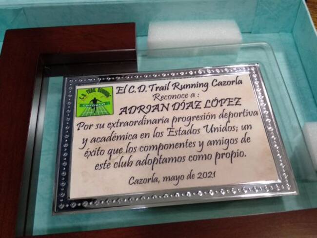 Una placa reconoce los grandes logros que en menos de un año ha protagonizado Adrián en EE.UU.