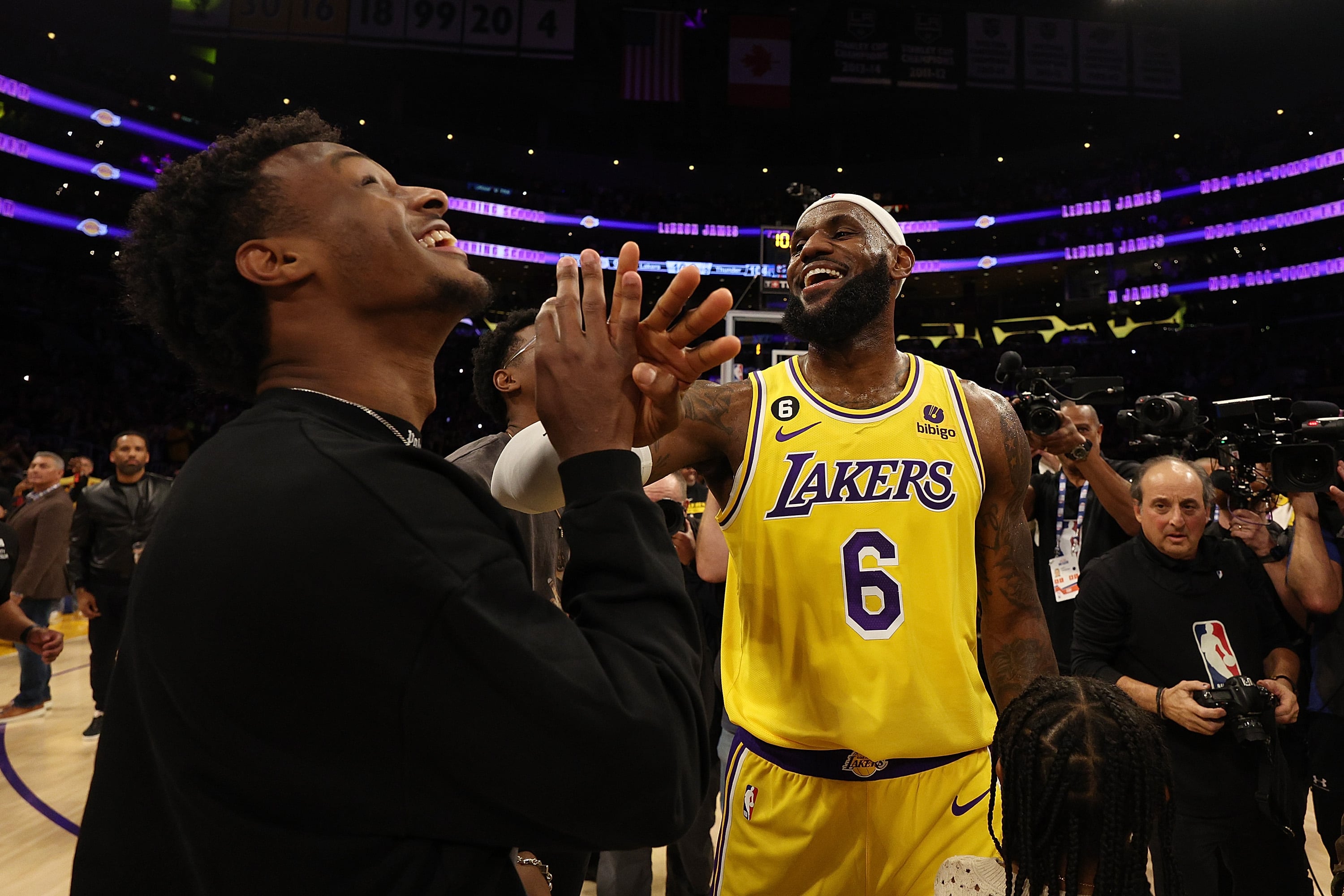 LeBron James celebra con Bronny James uno de sus récords en la NBA