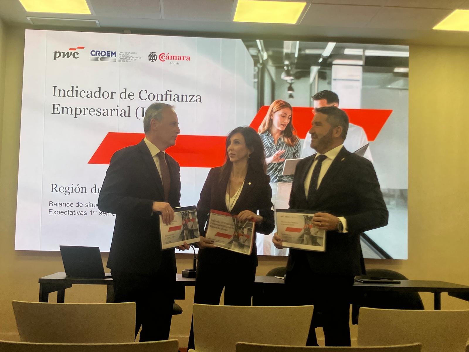 De izquierda a derecha, Javier Celdrán (PwC); Miriam Fuertes, presidenta de la Cámara Comercio Murcia, y Miguel López Abad, presidente de CROEM