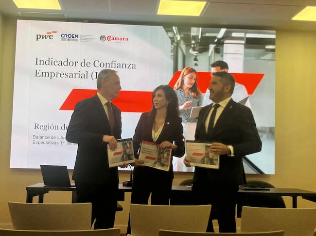 De izquierda a derecha, Javier Celdrán (PwC); Miriam Fuertes, presidenta de la Cámara Comercio Murcia, y Miguel López Abad, presidente de CROEM