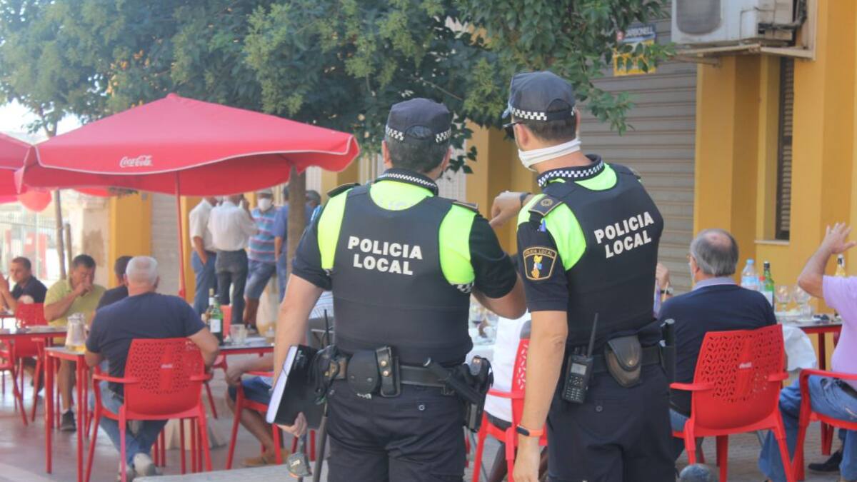 Els controls policials denuncien a cinc locals d'hostaleria i set a clients