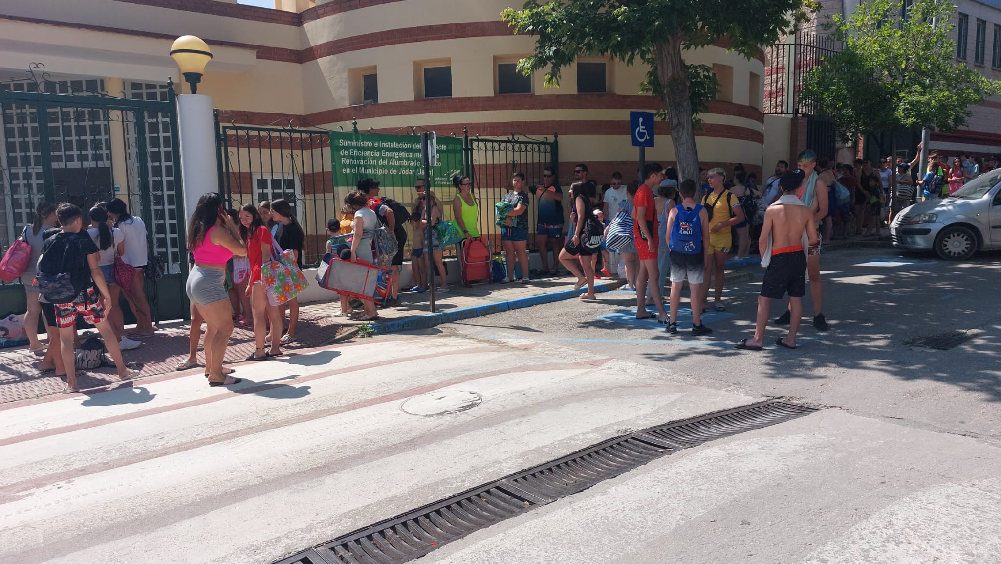 Colas para el acceso a la Piscina de Jódar en la jornada de Puertas Abiertas