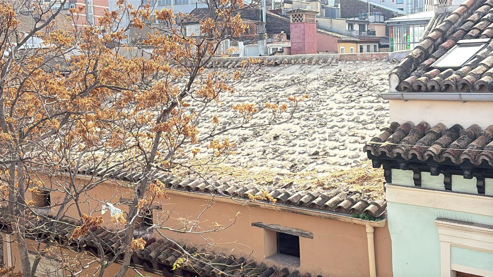 Edificio de la calle Estébanes declarado en ruinas. Ya se han quitado las tejas