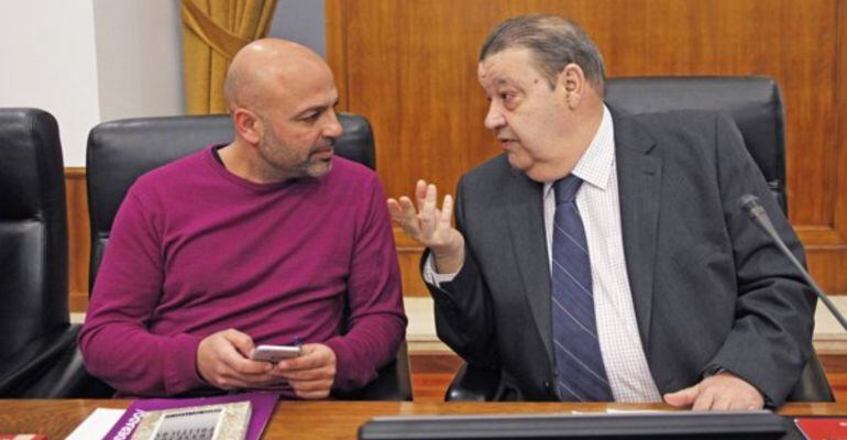 José García Molina (Podemos) y Jesús Ferández Vaquero (PSOE) en la mesa presidencial de las Cortes