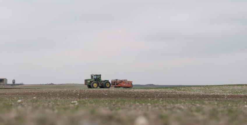 Tractor realizando labores agrícolas