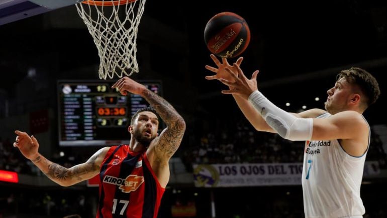 Poirier y Doncic durante el primer partido.