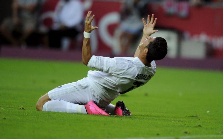 Cristiano Ronaldo se lamenta en El Molinón.