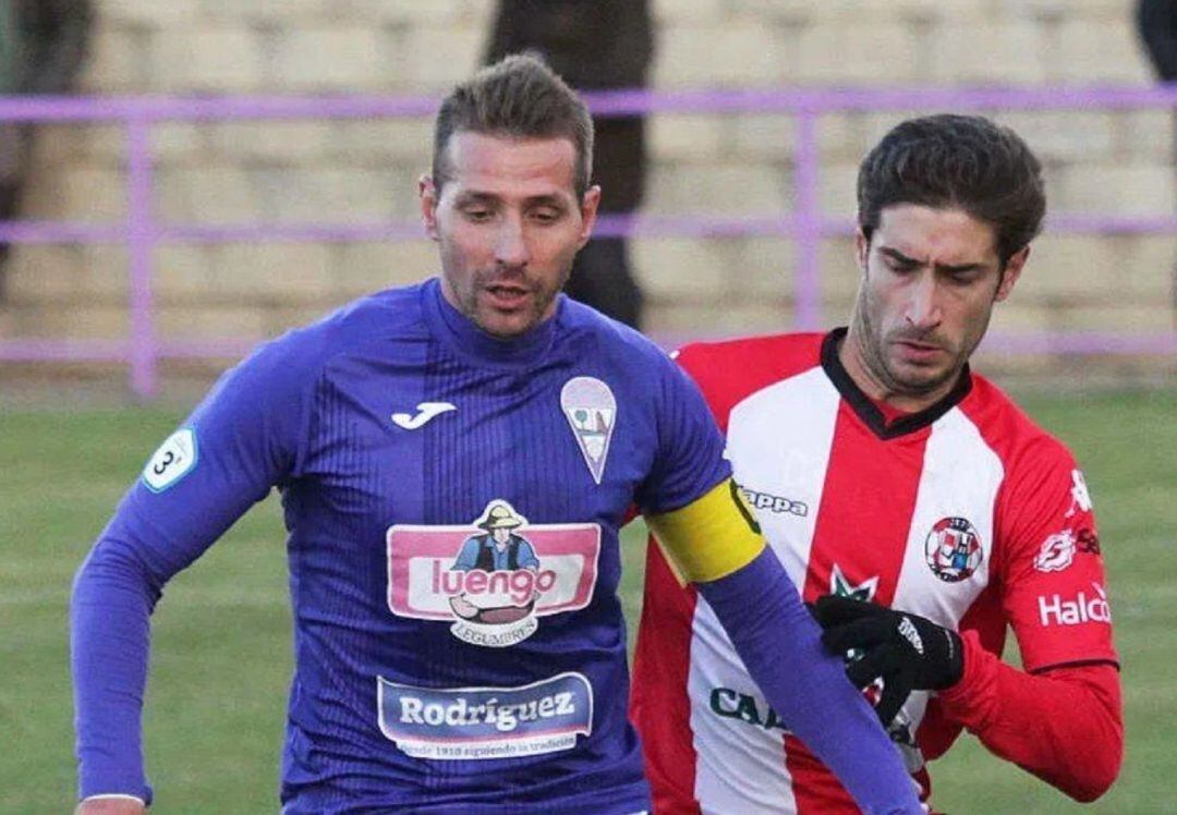 Richi, con la camiseta de La Bañeza, en un partido frente al Zamora CF