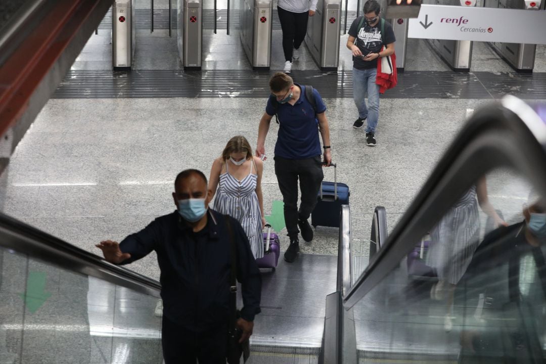 Varios viajeros suben las escaleras de la estación de Cercanías de Sol, en Madrid (España)