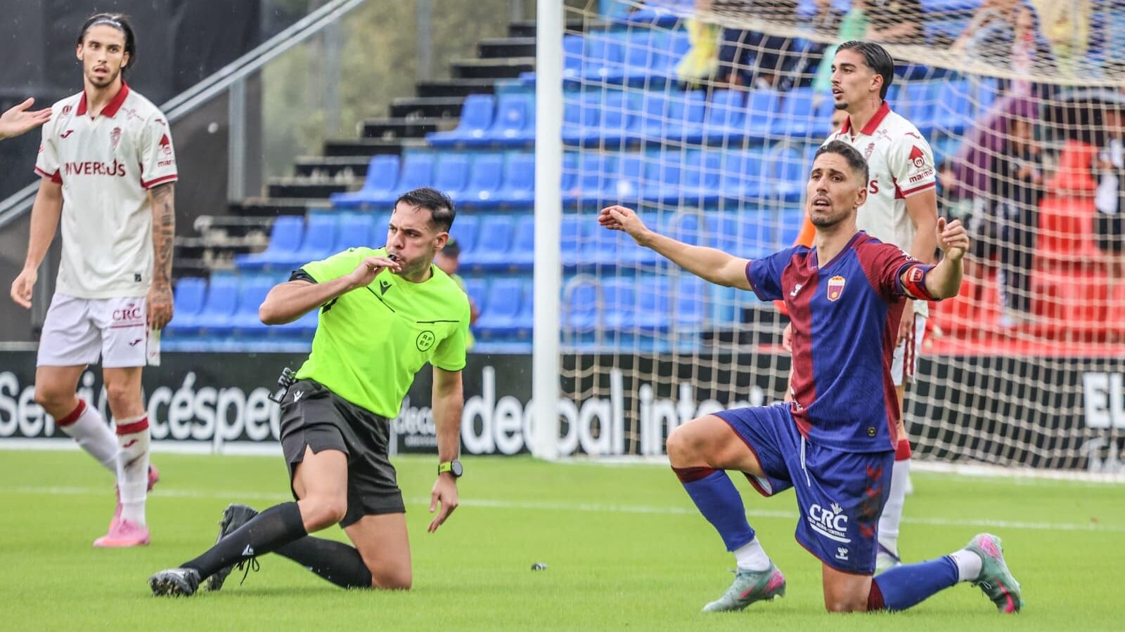 Fidel Chaves y el colegiado protagonizaron una jugada fortuita