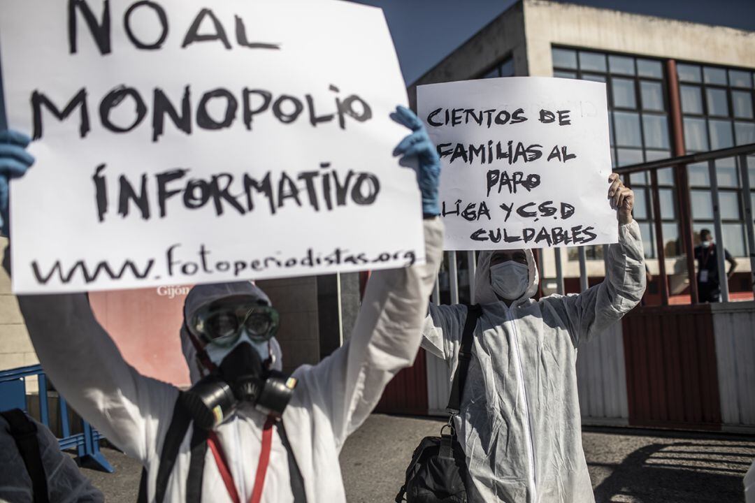 Protesta de los profesionales a la entrada de la Escuela de Fútbol de Mareo.