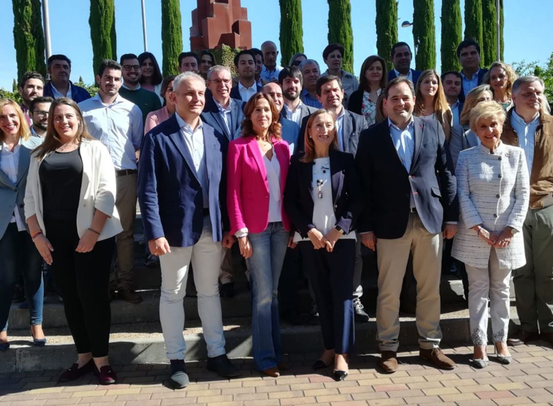 La ex ministra Ana Pastor, con los candidatos y candidatas del PP al Congreso y al Senado tras la visita que ha girado a las instalaciones de ASPACECIRE.