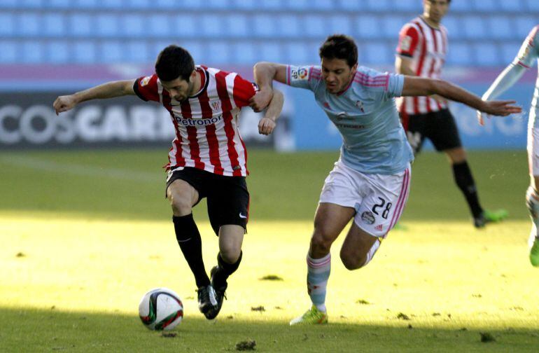 GRA181 VIGO (Pontevedra), 06/01/2015.- El jugador del Celta de Vigo Borja Fernández ,d., pugna por el balón con Susaeta de Athletic de Bilbao, durante el partido de ida de los octavos de final de la Copa del Rey de Fútbol que ambos quipos disputaron hoy en el estadio de Balaidos. EFE / Salvador Sas