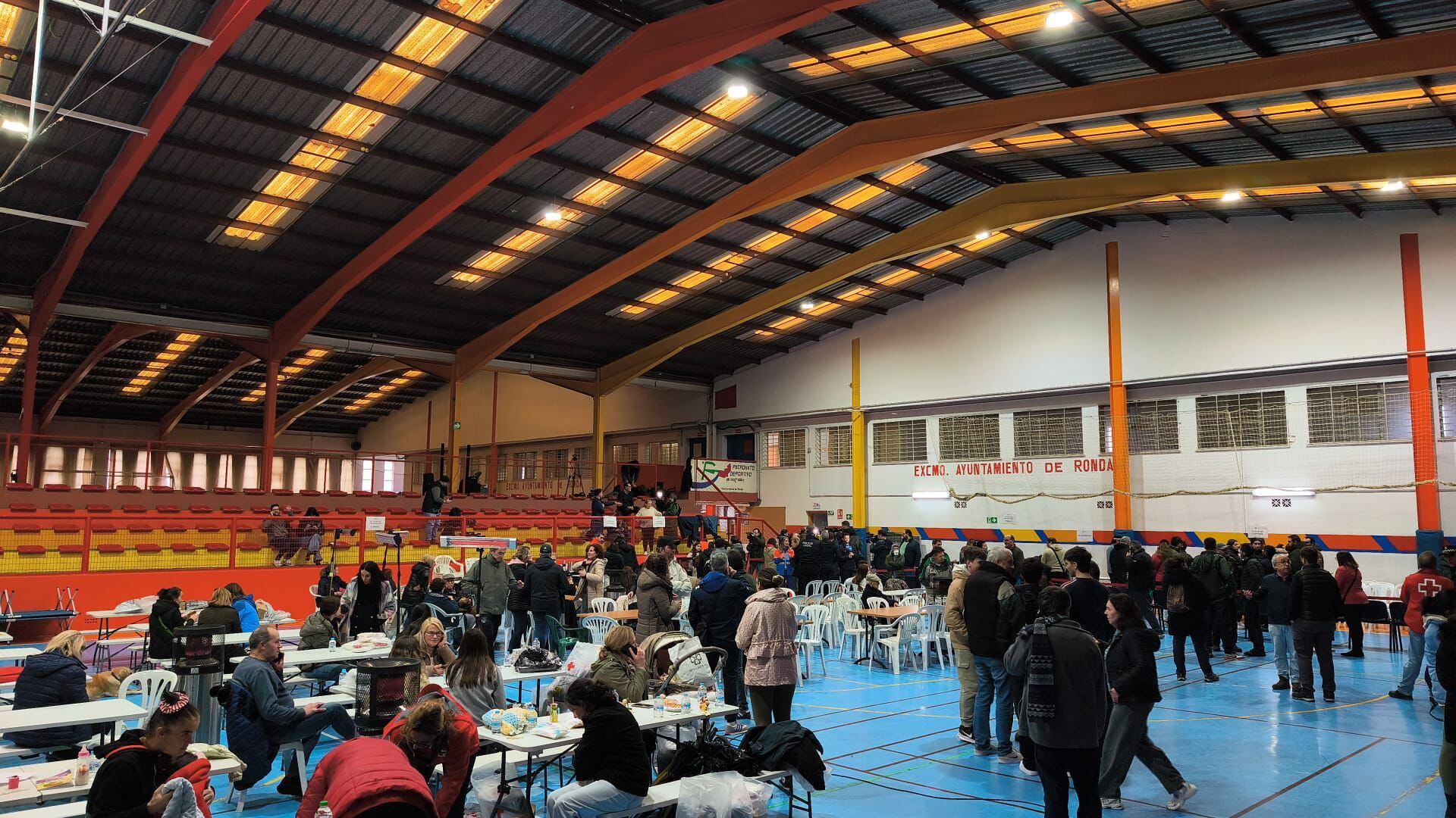 Vecinos de Grazalema en el Polideportivo El Fuerte