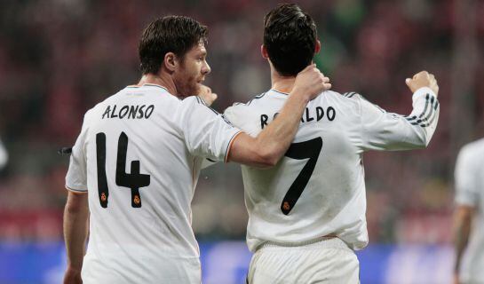 Xabi Alonso celebra un gol con Cristiano la pasada temporada