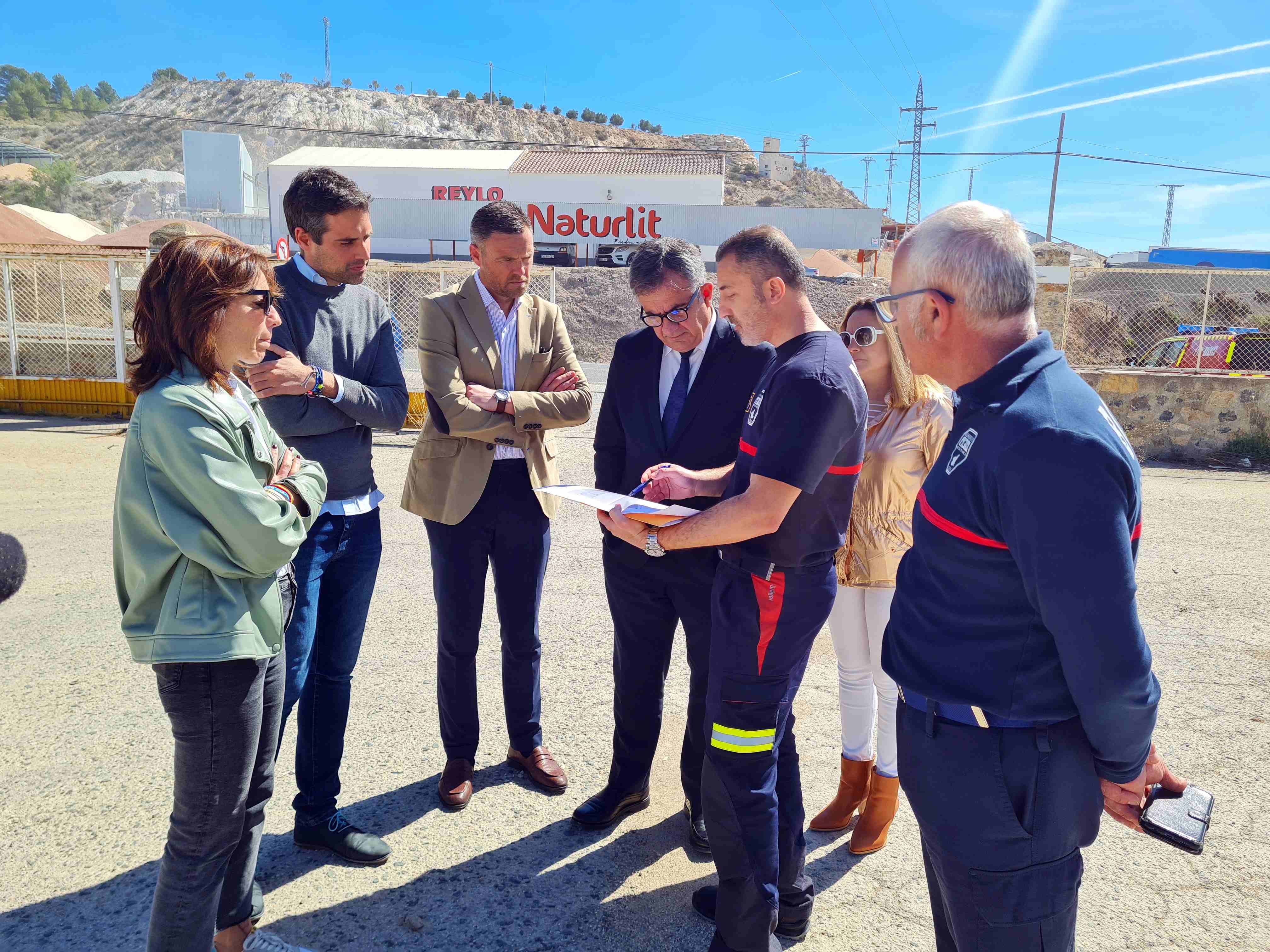 Durante la visita del consejero de Medio Ambiente a la zona donde se construiré el nuevo parque de bomberos de Caravaca de la Cruz