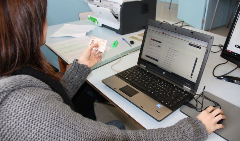 El preu i les preguntes, diuen les entitats, bloquegen l'accés a la nacionalitat espanyola a molts immigrants.