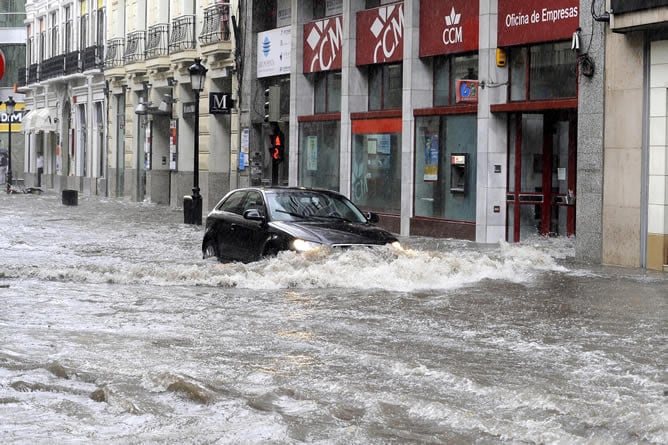 Una calle de Albacete, cubierta de agua a consecuencia de la fuerte tormenta de lluvia, granizo y viento que cayó el martes sobre la ciudad