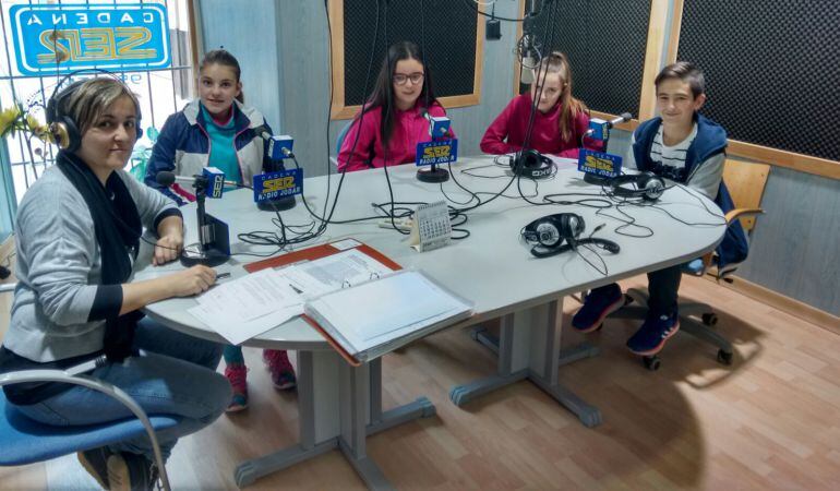 Monitora y alumnos del Taller, pasaron por nuestros estudios