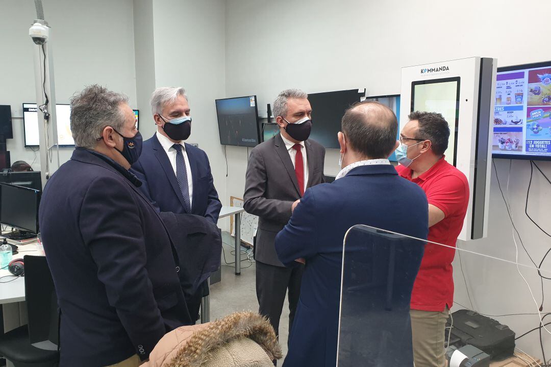 El Delegado y Subdelegado del Gobierno han visitado la empresa palentina Icon Multimedia