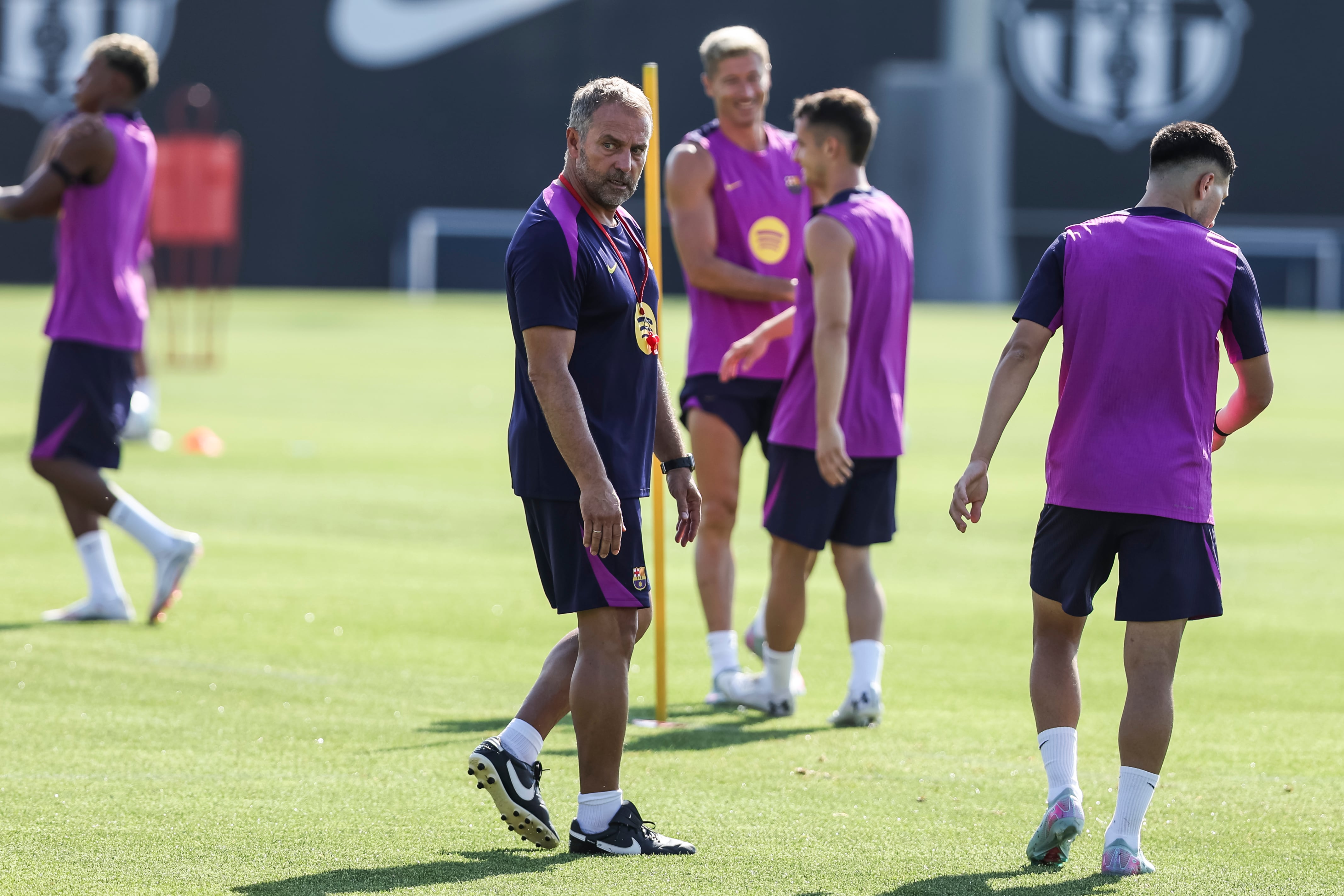 Hansi Flick dirige un entrenamiento del FC Barcelona.