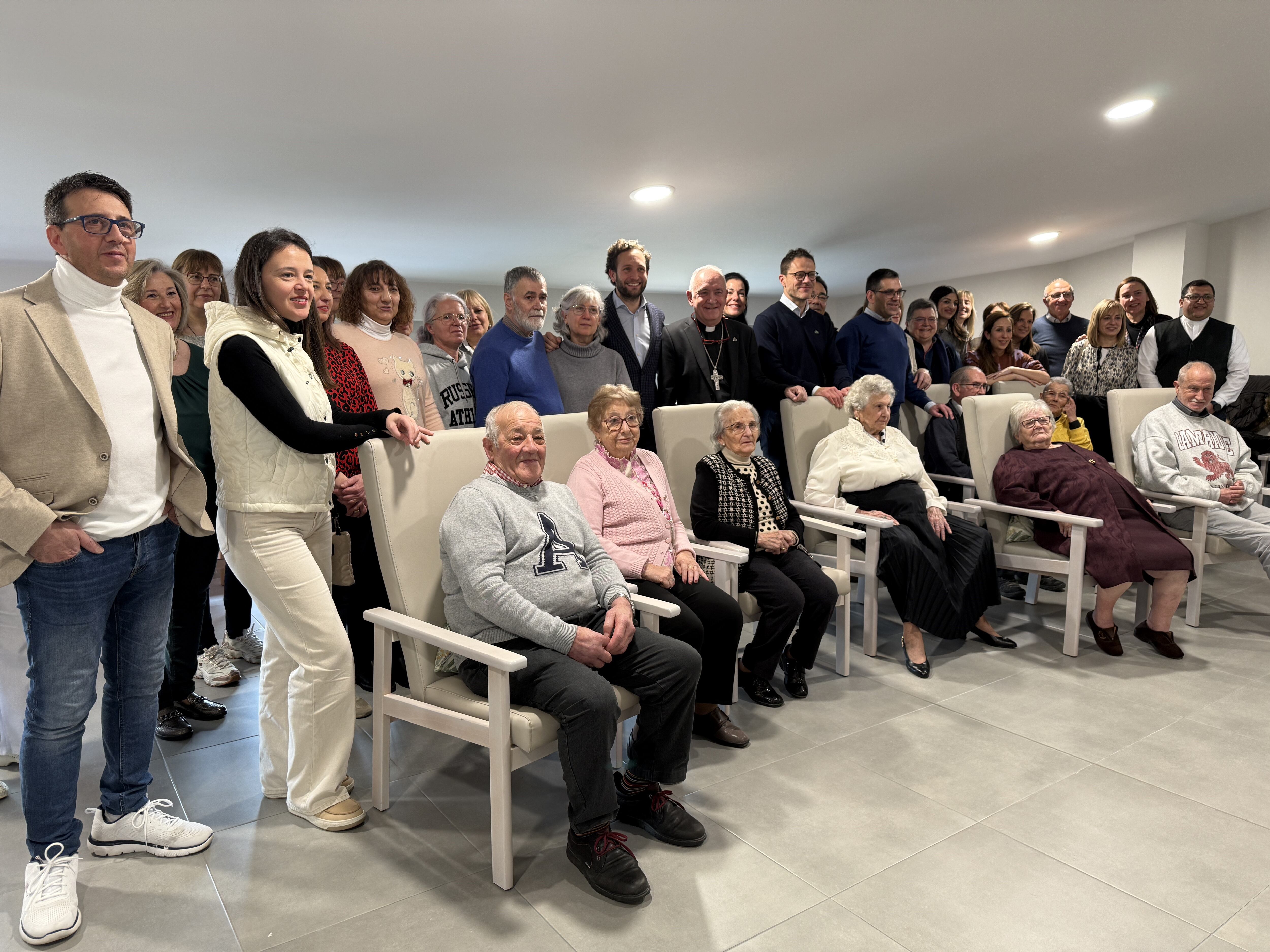 Foto de familia en El Pisico de Cáritas Diocesana de Barbastro-Monzón. Foto: DPH