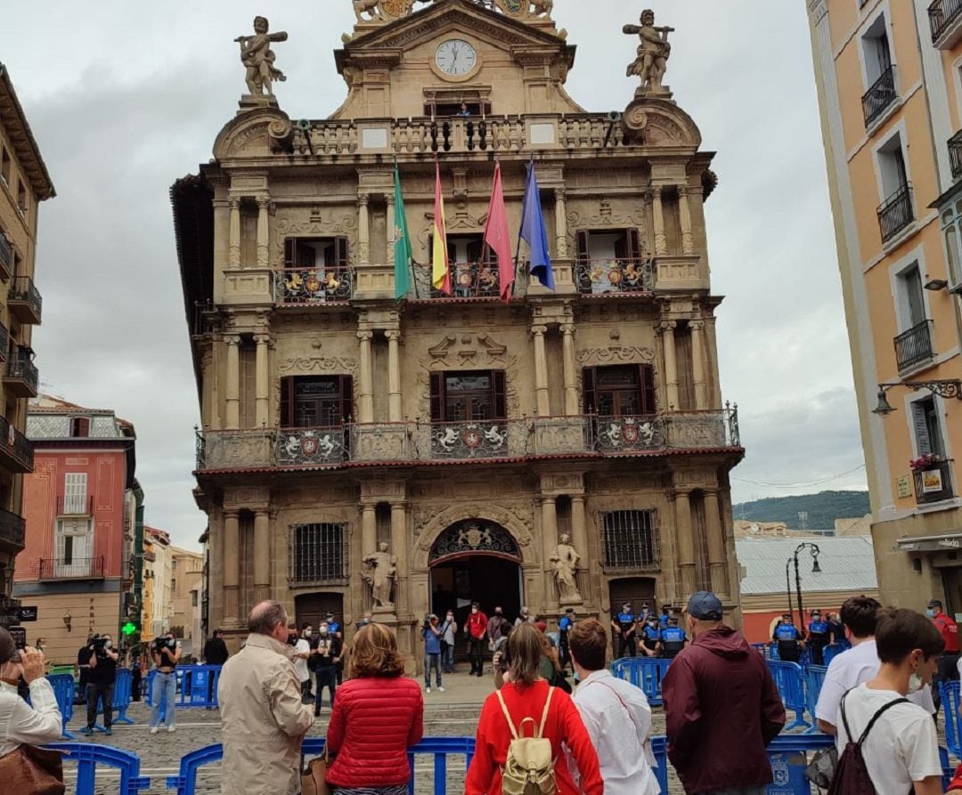 Plaza del Ayuntamiento de Pamplona a las 12 del mediodía del 6 de julio, con los sanfermines suspendidos