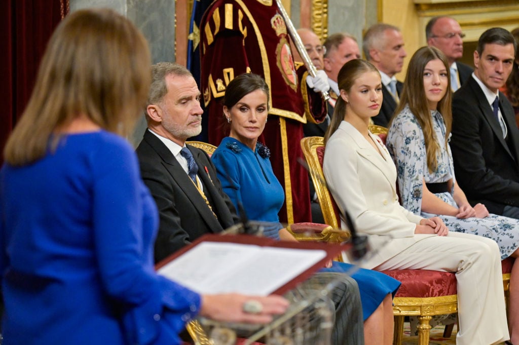 Francina Armengol pronuncia su discurso ante la atenta mirada de los Reyes, Felipe y Letizia; sus hijas, Leonor y Sofía; y el presidente del Gobierno, Pedro Sánchez.