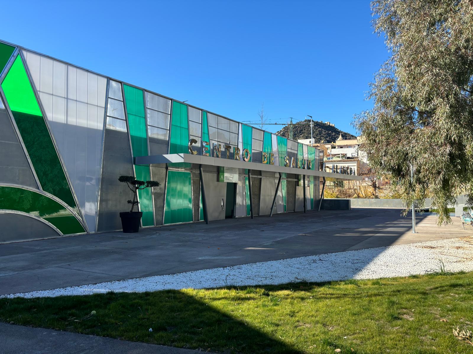 Fachada del centro de salud de La Alameda en Jaén.