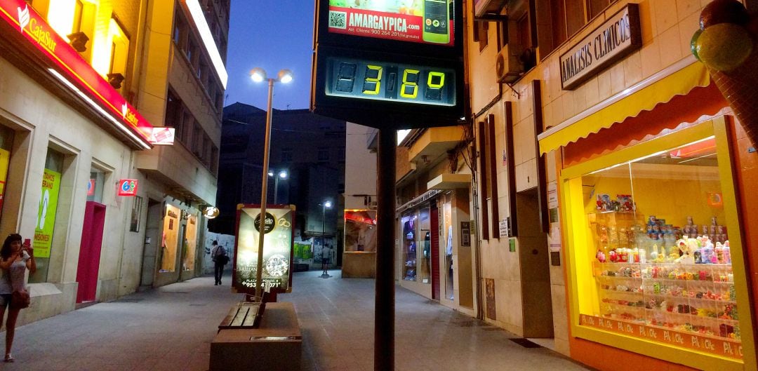 Termómetro marca 36 grados en la calle San Clemente.