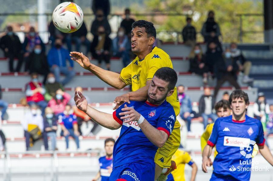 Lance del juego entre jugadores del Amorebieta y el Alcorcón